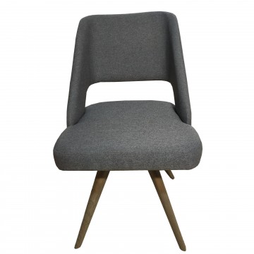 Καρέκλα τραπεζαρίας Κ85 με επένδυση χρώματος γκρι και ξύλινα πόδια μοντέρνας σχεδίασης.