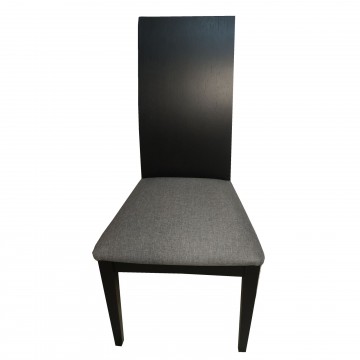 Καρέκλα τραπεζαρίας Κ4Μ από ξύλο δρυς βεγγε χρώμα μα ψηλή πλάτη και γκρι πάτο.