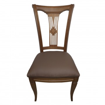 καρέκλα τραπεζαρίας Κ101 κλασικής γραμμής από μασίφ ξύλο οξιάς με ιδιαίτερα σκαλίσματα και καφε δερματινη επένδυση στο κάθισμα.