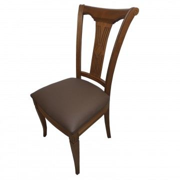 καρέκλα τραπεζαρίας Κ101 κλασικής γραμμής από μασίφ ξύλο οξιάς με ιδιαίτερα σκαλίσματα και καφε δερματινη επένδυση στο κάθισμα.