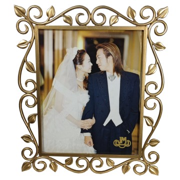 Κορνίζα μεταλλική χρυσή...